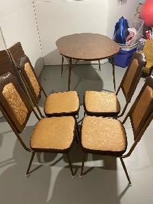 Kitchen table and chairs - Photo 2