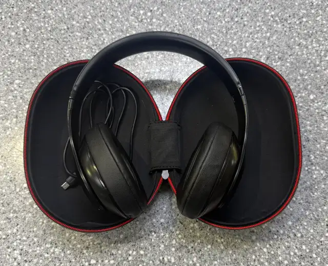 Beats Studio 3 Headphones with Case