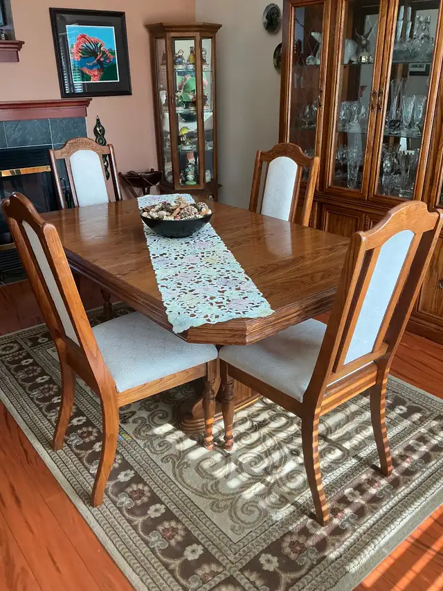 Dining Room Set with Hutch & 6 chairs