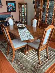 Dining Room Set with Hutch & 6 chairs