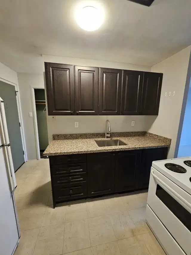Apartment for Rent in Port Credit – Prime Location