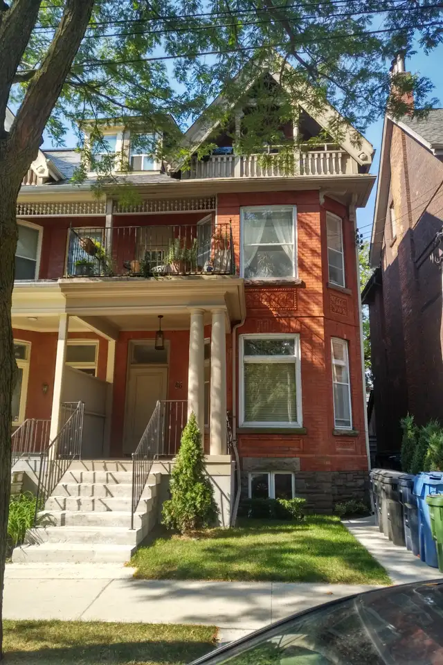 Avenue/Bloor 1 bedroom lower level with shared yard
