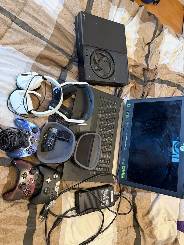 Xbox One, 3 manettes, 2 casques et PC Alienware