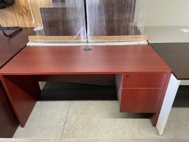 Desks/L-Shapes / U-Shapes lots in stock $180 & up excele condit