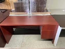 Desks/L-Shapes / U-Shapes lots in stock $180 & up excele condit