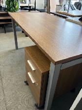 Desks/L-Shapes / U-Shapes lots in stock $180 & up excele condit - Photo 2