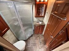 2011 KEYSTONE ALPINE 3220RL, SPACIOUS, LIXURIOUS. - Photo 23
