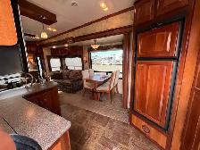 2011 KEYSTONE ALPINE 3220RL, SPACIOUS, LIXURIOUS. - Photo 25