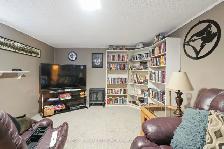 Nov.1 - Charming & Spotless Family Home - Prime Location! - Photo 10