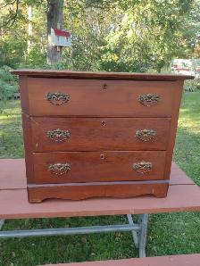 Small antique 3 drawer dresser