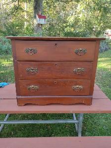 Small antique 3 drawer dresser - Photo 6