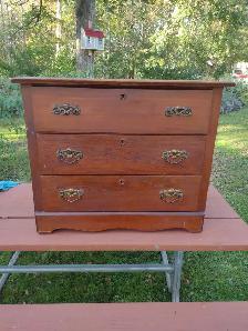 Small antique 3 drawer dresser - Photo 7