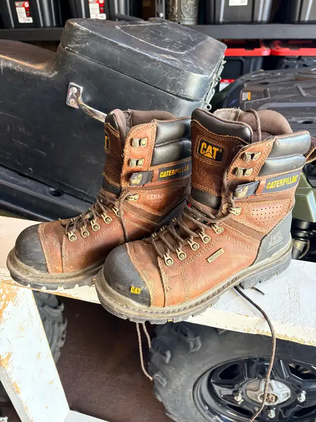 CAT work boots Men’s 7 1/2 - Womens 8 1/2
