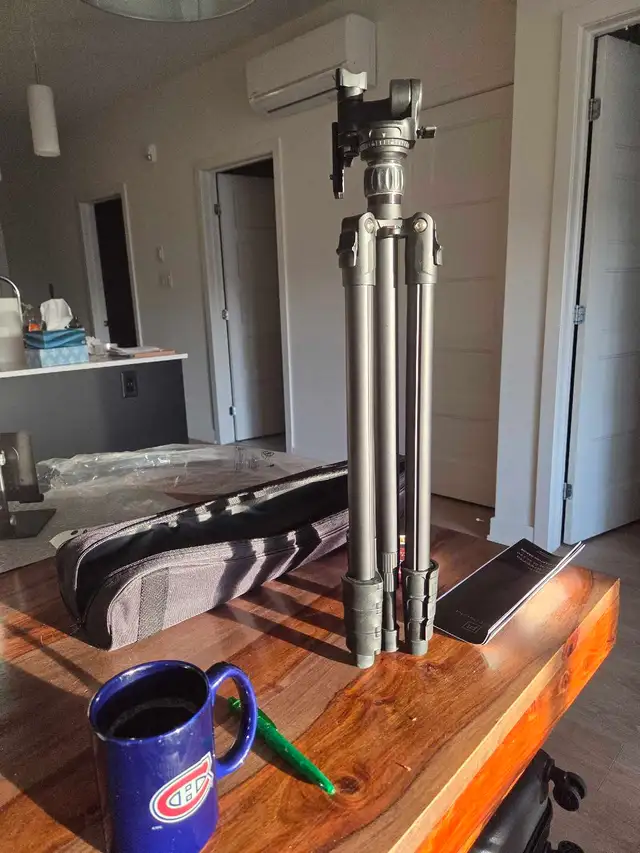 Camera tripod