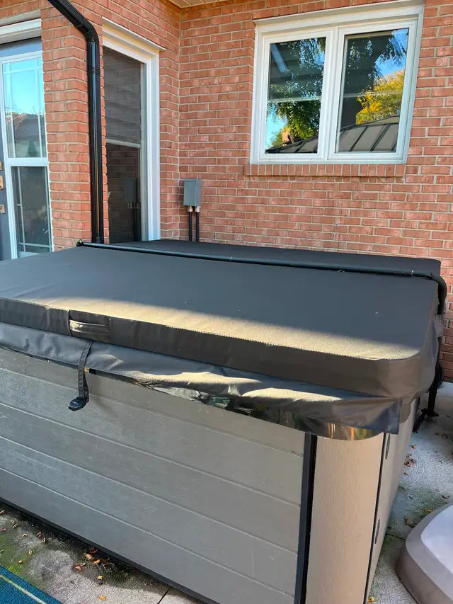 Hot tub cover - 84"x84" new in box