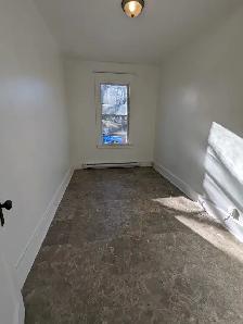 37 Victoria St #1 - 3BR North, Main Floor, Spacious, Deck, Yard - Photo 5