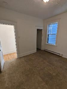 37 Victoria St #1 - 3BR North, Main Floor, Spacious, Deck, Yard - Photo 11