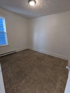 37 Victoria St #1 - 3BR North, Main Floor, Spacious, Deck, Yard - Photo 15