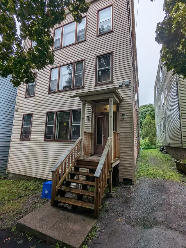 37 Victoria St #2 - 3BR North, 2nd Floor, Spacious, Storage, W/D
