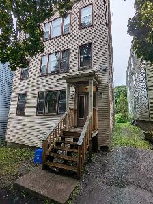 37 Victoria St #2 - 3BR North, 2nd Floor, Spacious, Storage, W/D