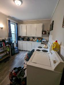 37 Victoria St #2 - 3BR North, 2nd Floor, Spacious, Storage, W/D - Photo 3