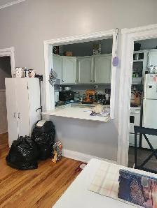 183.5 Douglas Ave - Beautiful 1BR Den North, Parking, Laundry - Photo 3