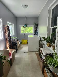183.5 Douglas Ave - Beautiful 1BR Den North, Parking, Laundry - Photo 8
