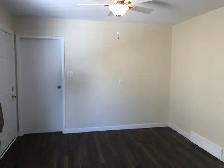 Small Pet Friendly, 2 Bedroom Duplex - Photo 8
