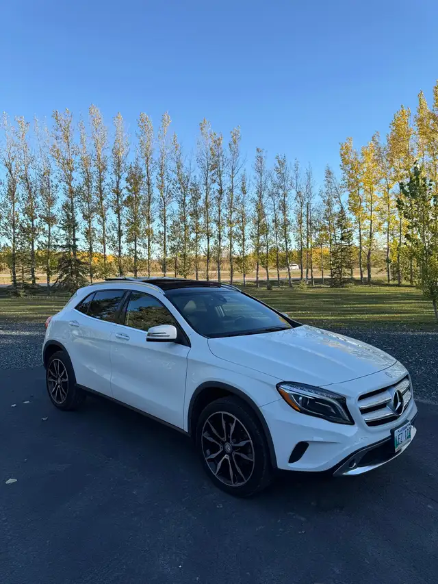 2017 Mercedes GLA250 Loaded, like new