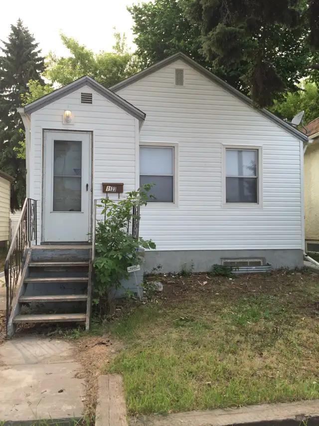 1123 Idylwyld Dr N! Whole House! Across SK Polytechnic Campus!