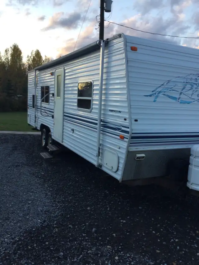 2000 27’ Fleetwood Prowler RV Trailer Northwest Edition