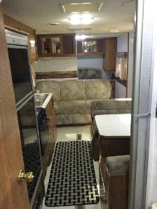 2000 27’ Fleetwood Prowler RV Trailer Northwest Edition - Photo 9