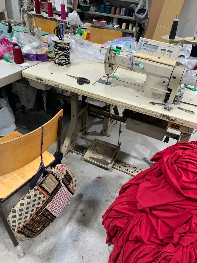 Many Industrial sewing machines and equipment/ Machine à coudre