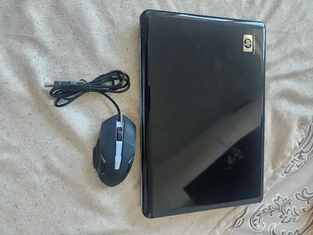 HP Pavilion dv2000 Laptop 10/10 with mousa