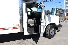 2025 GMC SAVANA 3500 CUBE 12 PIEDS   DECK / CAMION NEUF / 55 KM - Photo 22