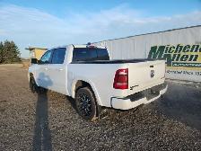 2022 Ram 1500 Crew Cab 4x4 - Photo 3