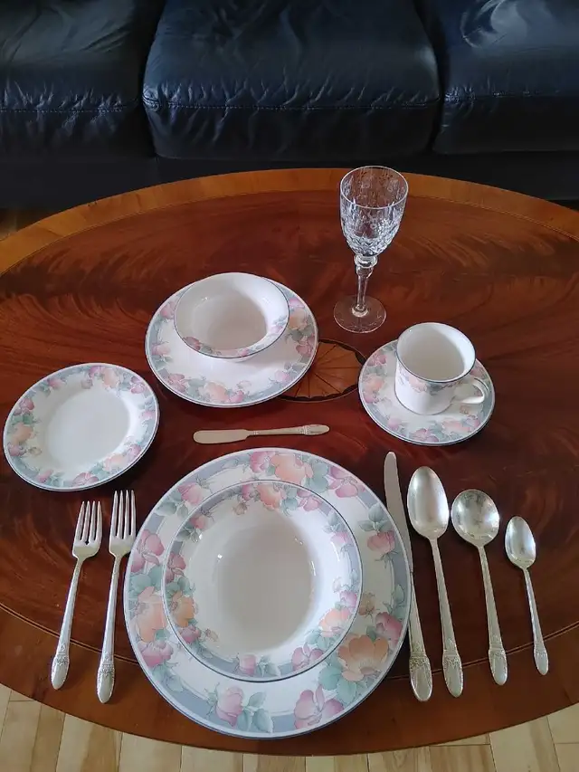 Set de vaisselle NORITAKE ( 12 personnes ) Japon