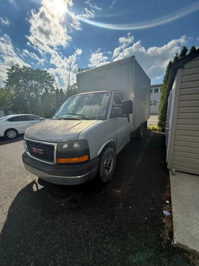 GMC Savana 2012– Camion cube 10'6' au propane