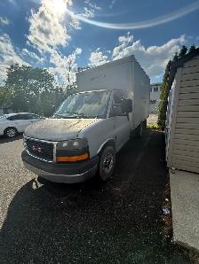 GMC Savana 2012– Camion cube 10'6' au propane