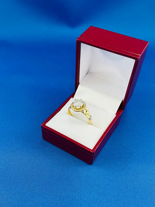 bague en or jaune 10k avec pierres blanches