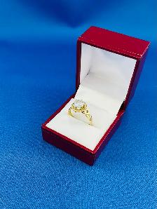 bague en or jaune 10k avec pierres blanches