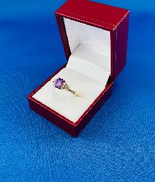 bague en or jaune 10k avec pierres mauves et blanches