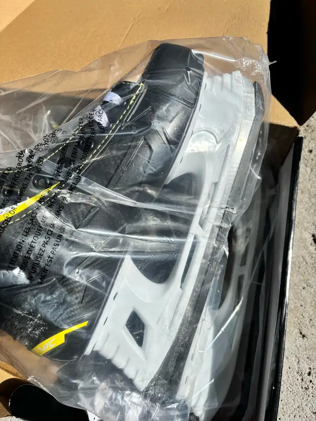 VIC HX03 Hockey Skates Size 10