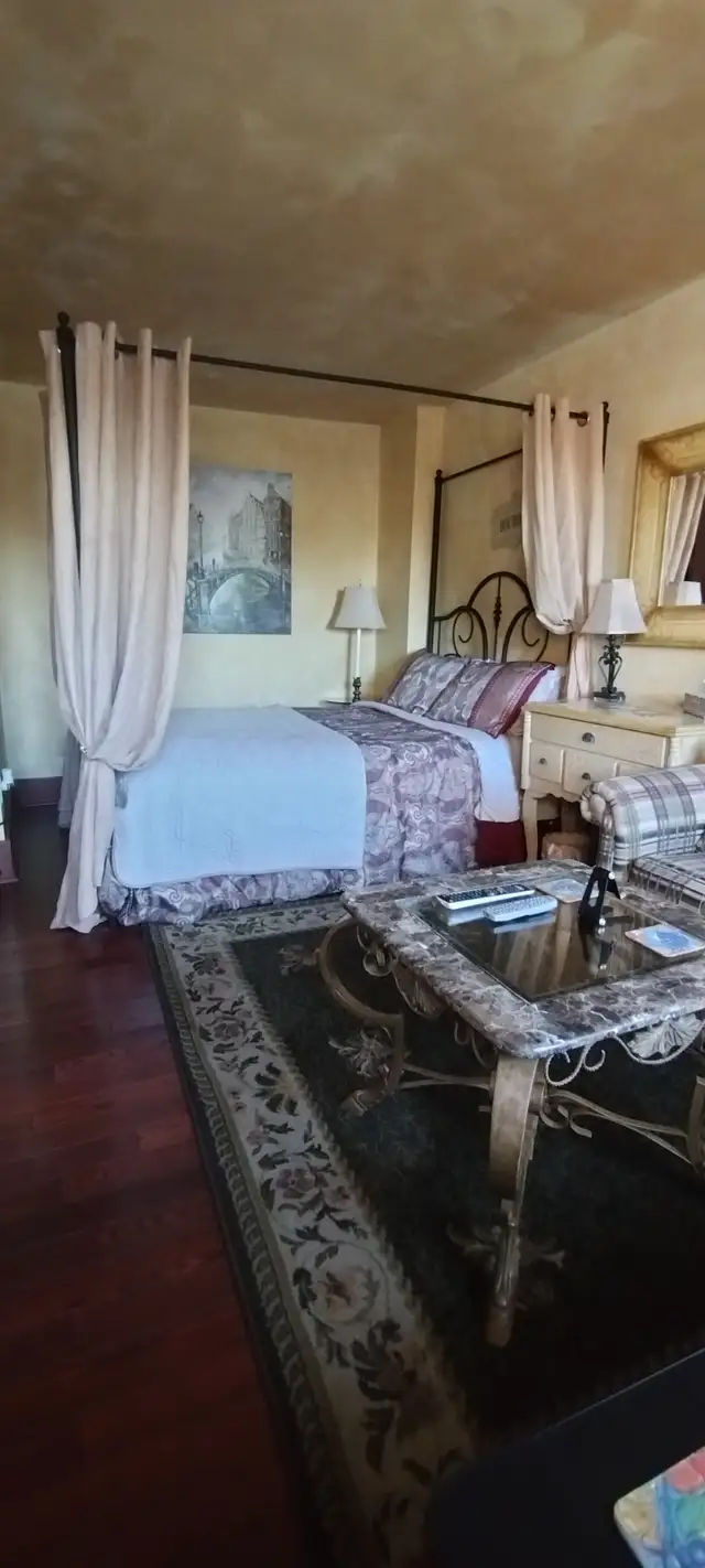 Furnished 1 bedroom 1 bath suite for 1 person only downtown Hunt