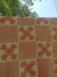 Peach coloured quilt with flowers 75 x 78 - Photo 3