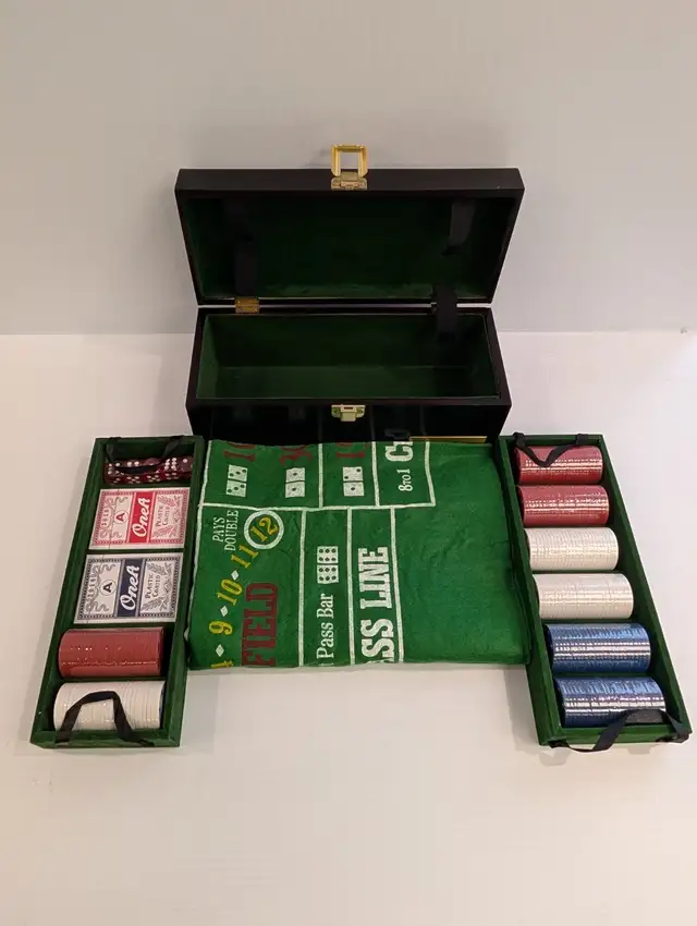 (B2011) Poker Kit Games Board