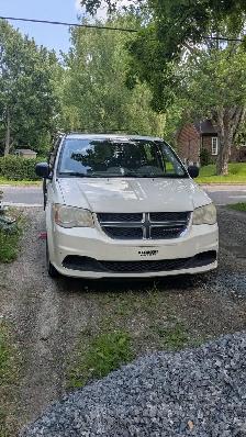 Dodge Grand Caravan Stow & Go 2013 hitch and electric brake sys