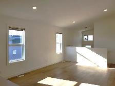 #8871 - 3 Bed/2 Bath upper with Single car Garage $2900 h/w/p - Photo 3