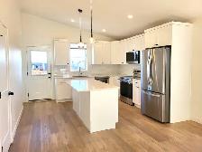 #8871 - 3 Bed/2 Bath upper with Single car Garage $2900 h/w/p - Photo 4