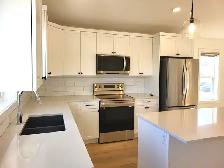 #8871 - 3 Bed/2 Bath upper with Single car Garage $2900 h/w/p - Photo 5